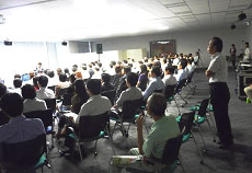 弊社の会長も見入っています。