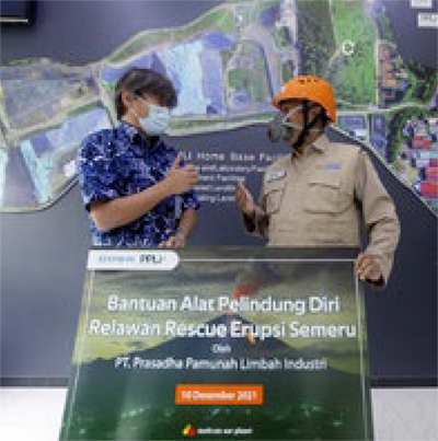 噴火災害救助隊に保護具等を寄贈（インドネシア）